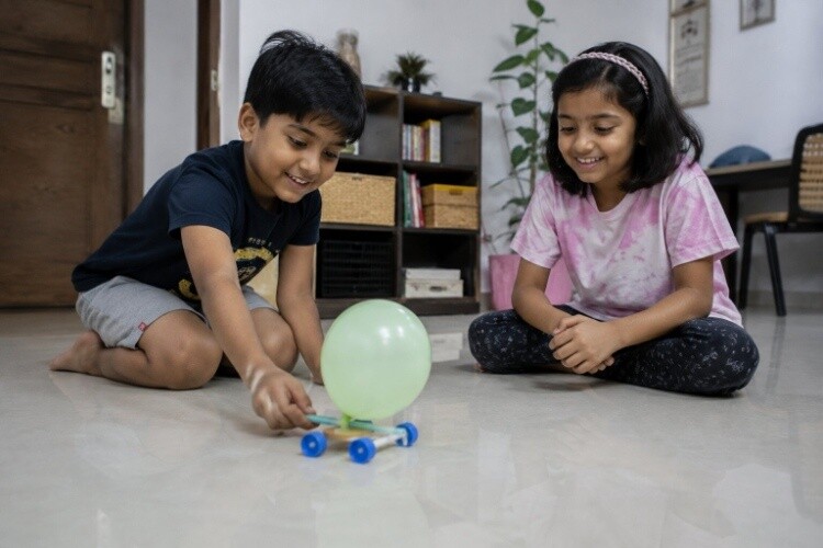 Balloon powered car