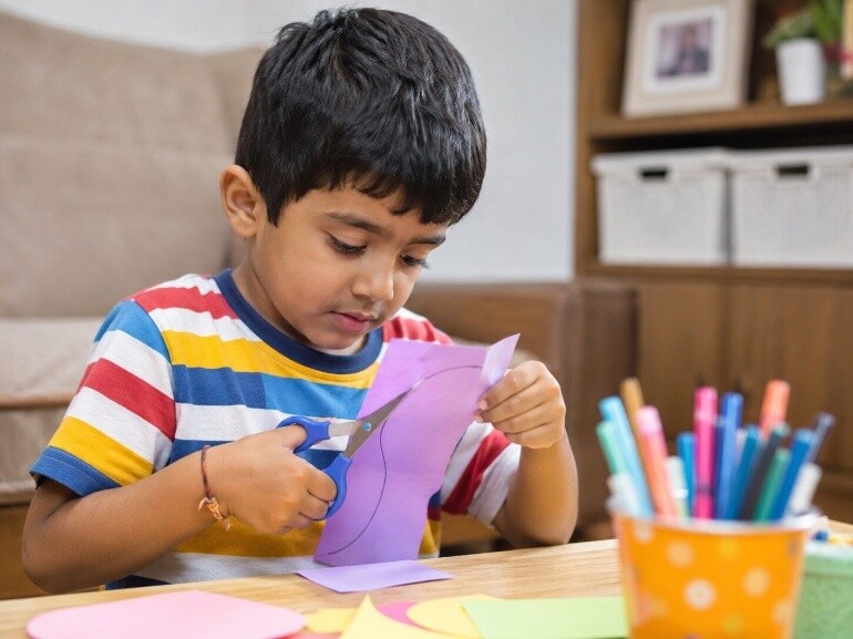 Cutting with child-safe scissors